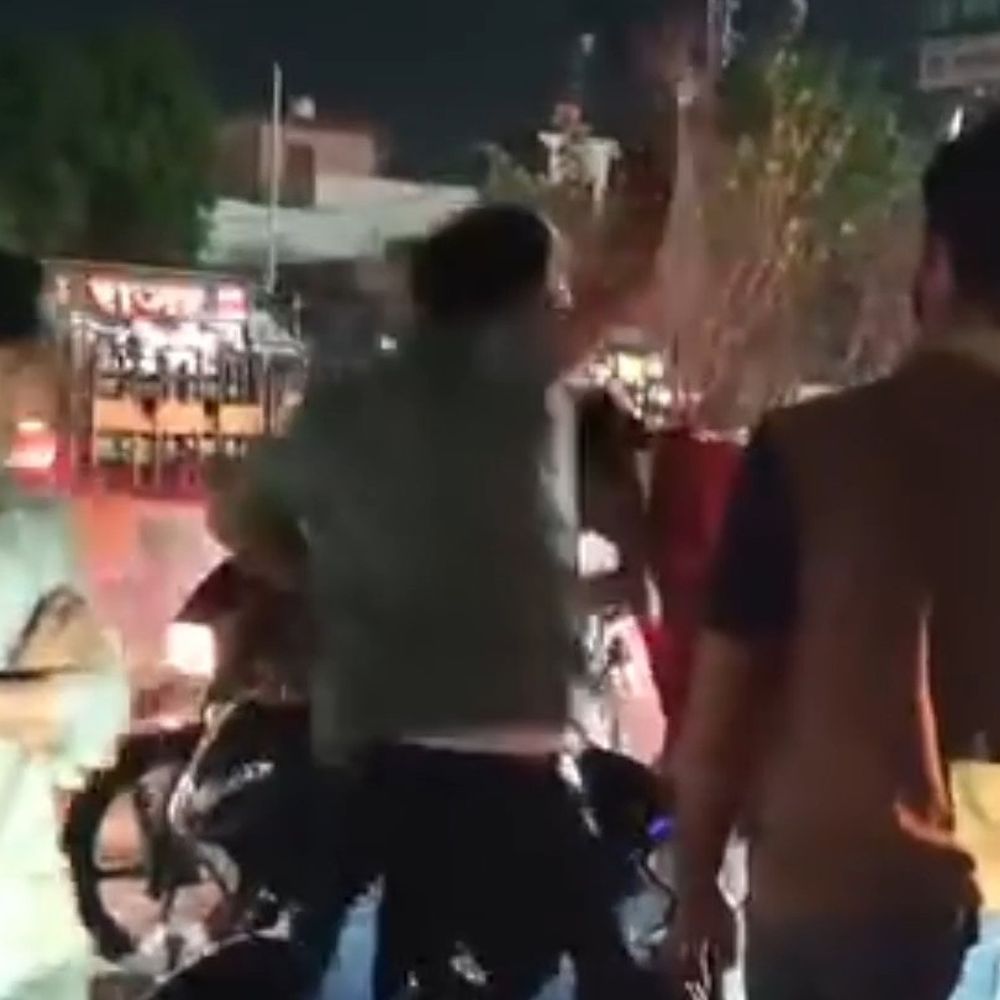 कानपुर में युवक को चप्पलों से पीटा:बाइक टकराने पर विवाद, जांच में जुटी पुलिस