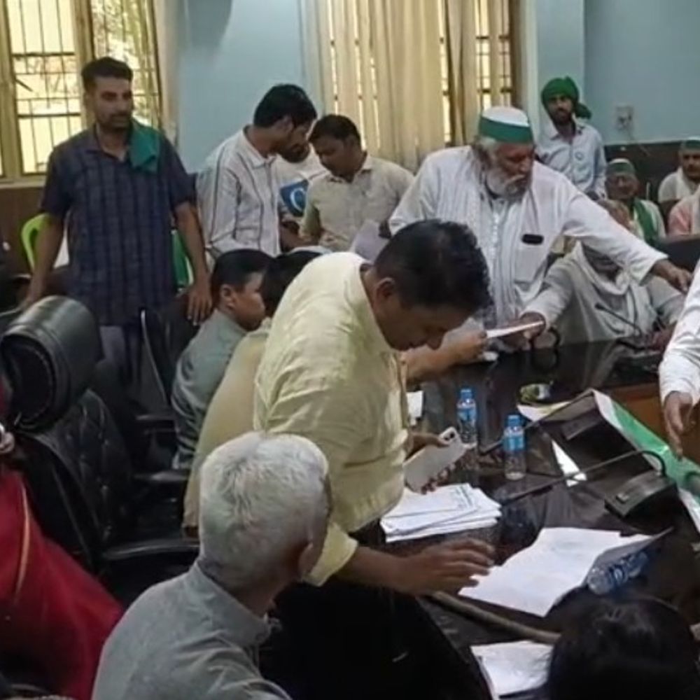 बागपत में किसानों की मीटिंग में पहुंचा लंगूर:डीएम की मेज पर जा बैठा मटरू, कुर्सी छोड़नी पड़ी