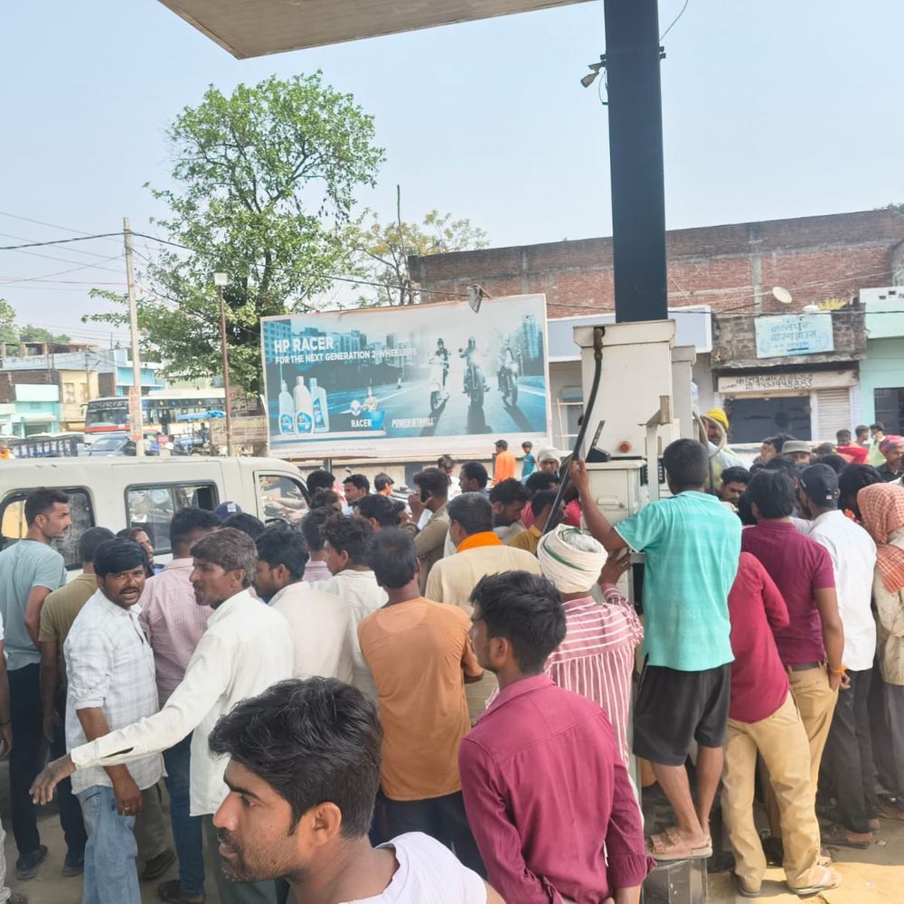 बलरामपुर में पेट्रोल-डीजल की अफवाहें:पंपों पर लगीं लंबी कतारें, प्रशासन बोला- पर्याप्त स्टॉक मौजूद