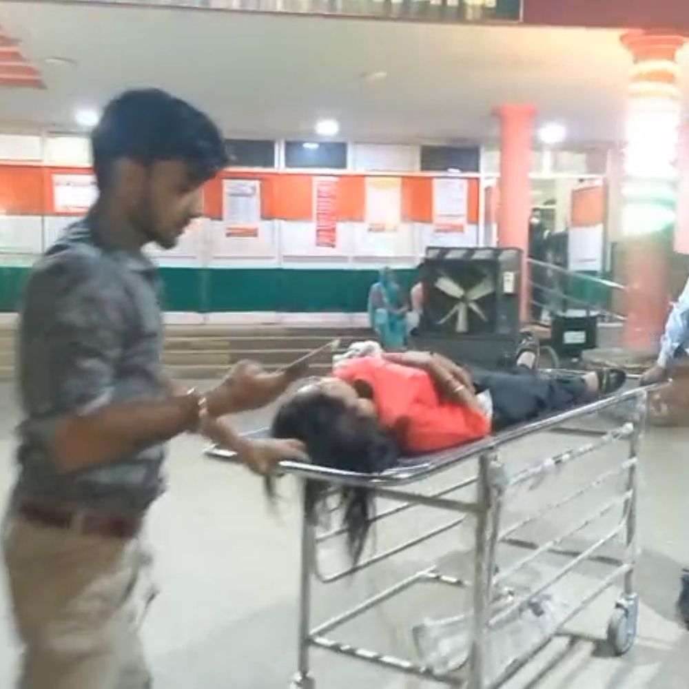 फिरोजाबाद में स्कूटी फिसलने से हादसा:मां-बेटी समेत 3 महिलाएं घायल, टूंडला से लौटते समय हुआ हादसा, हालत गंभीर