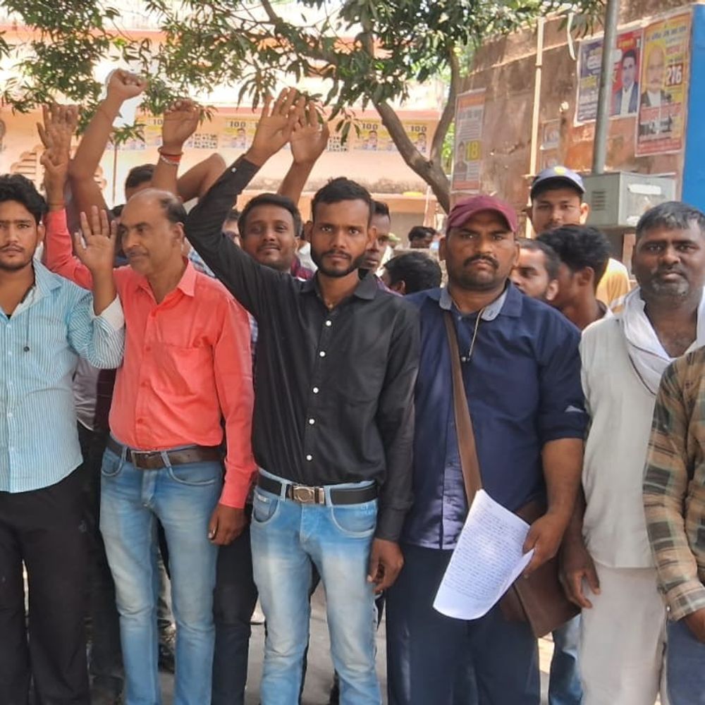 देवरिया में डिलीवरी चार्ज घटाने पर ई-कार्ट कर्मचारियों का प्रदर्शन:कलेक्ट्रेट पहुंचकर SDM को सौंपा ज्ञापन, भुगतान दर बढ़ाने की मांग