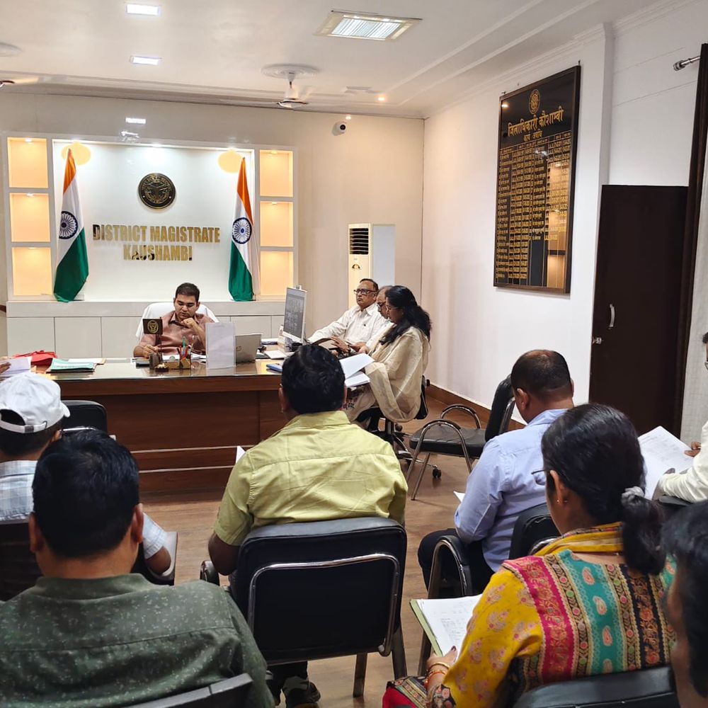 कौशांबी में नगर पालिका में निर्माण कार्य लंबित, डीएम नाराज:जिलाधिकारी ने नगर निकायों और डूडा के कार्यों की समीक्षा की