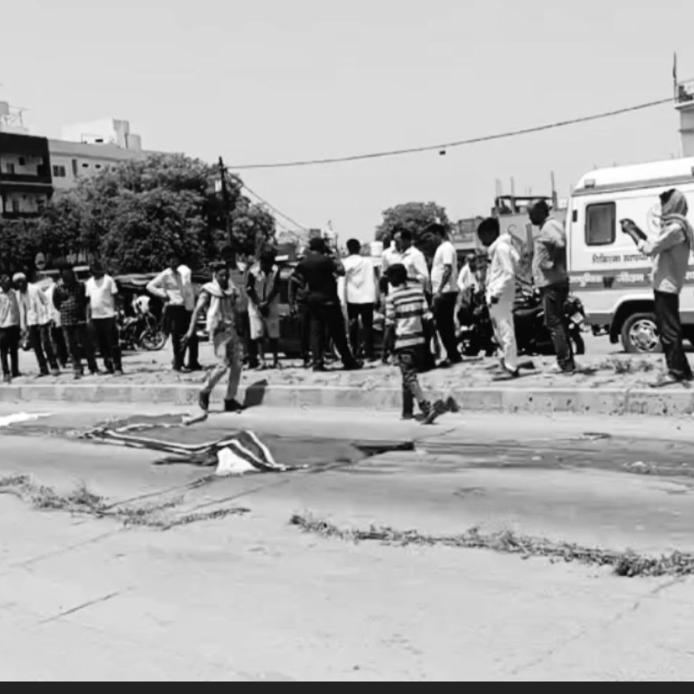 उरई में तेज रफ्तार डंपर ने महिला को कुचला, मौत:चौरसी मोड़ के पास हुआ हादसा, चालक वाहन छोड़कर फरार; देर रात हुई पहचान