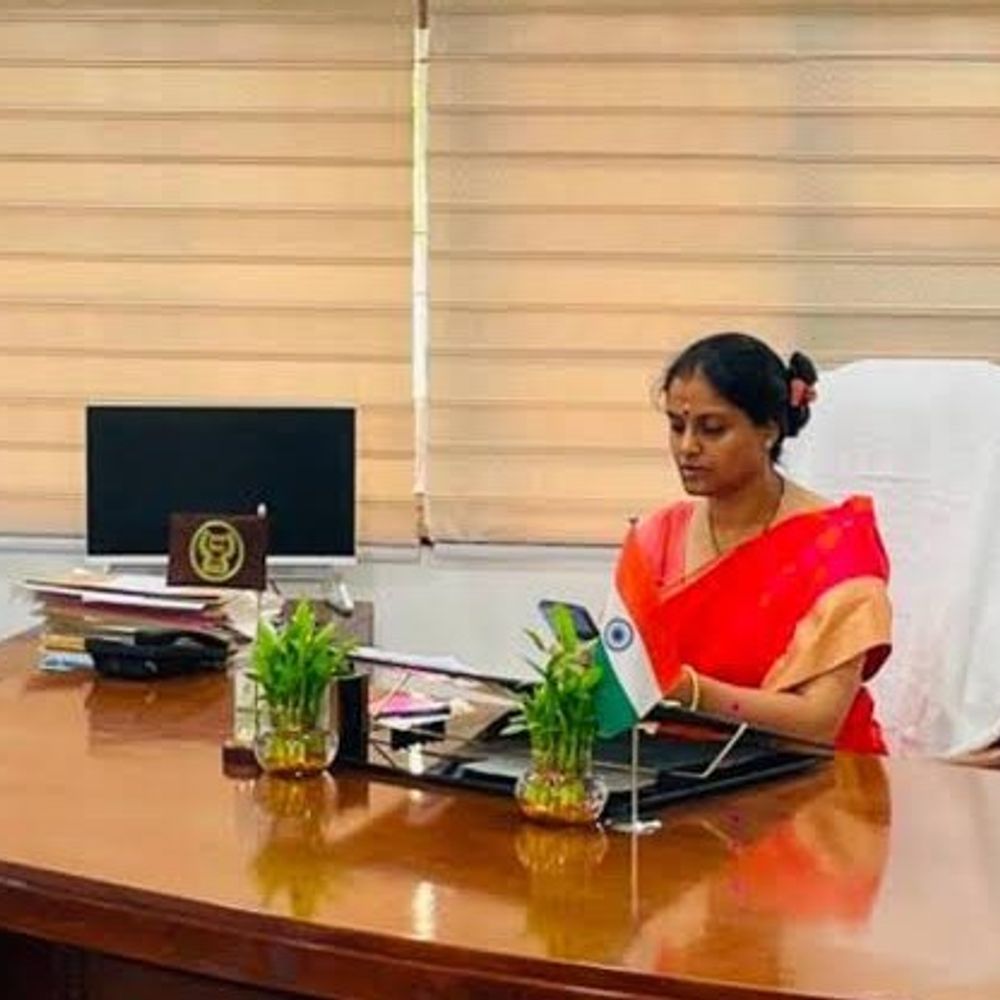 अमरोहा के तीन निजी स्कूल फंसे, कार्रवाई का आदेश:अधिक दाम पर किताबें बेचने का आरोप, छात्रा का VIDEO आया था सामने