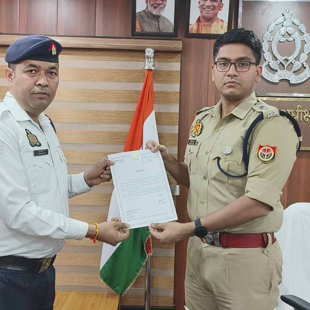 पुलिसकर्मियों ने किसान की फसल आग से बचाई:एसपी भदोही ने टीम को प्रशस्ति पत्र देकर सम्मानित किया
