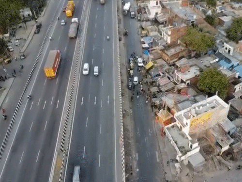 
                 कानपुर में ड्रोन से गांजा तस्करों पर रेड:70 पुलिस वालों ने इलाके को घेरा, दौड़ाकर पकड़ा; 7 महिलाएं और 1 युवक गिरफ्तार 
            