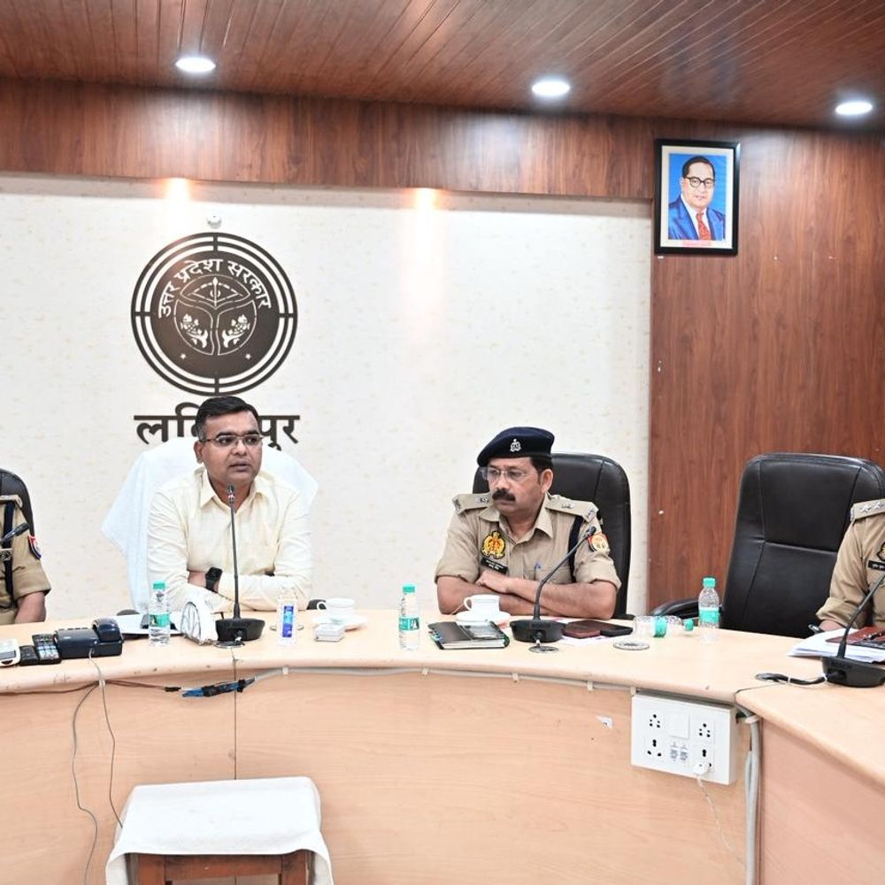 ललितपुर DM-SP ने छात्राओं-महिलाओं को किया जागरूक:मिशन शक्ति के तहत सुरक्षा और हेल्पलाइन की जानकारी दी