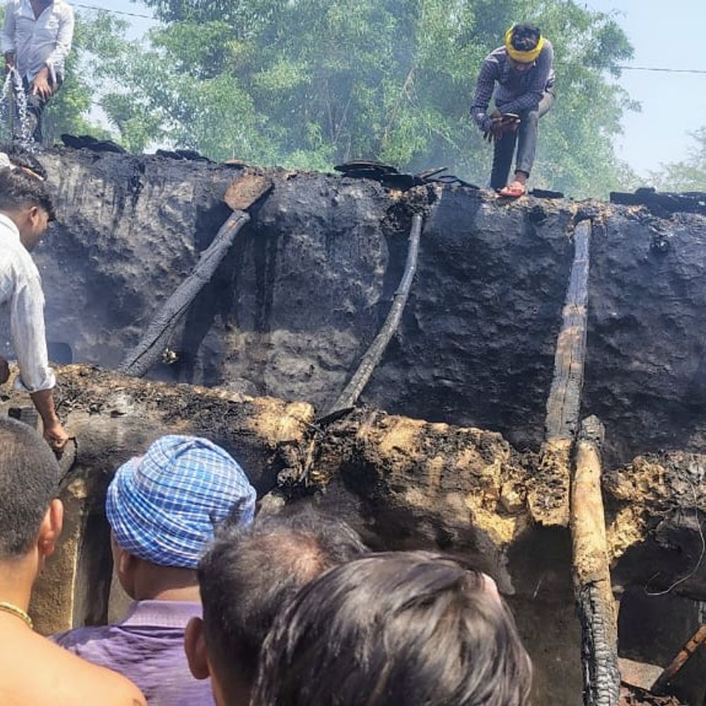 घर में आग लगने से मासूम जिंदा जली:दो भाइयों का गृहस्थी का सामान जलकर खाक, ग्रामीणों ने बुझाई आग