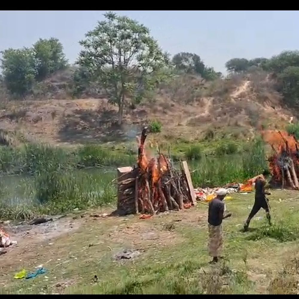 सोनभद्र के पीपरखाड़ गांव में एक साथ जलीं तीन चिताएं:वेदांता प्लांट हादसे में गई थी जान, नदी किनारे एक साथ हुआ अंतिम संस्कार