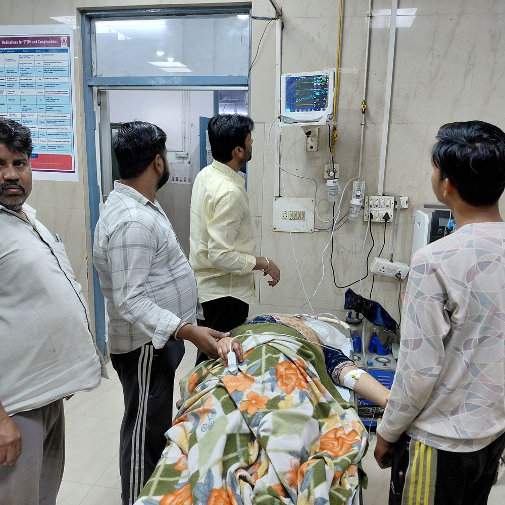 फर्रुखाबाद में कार पेड़ से टकराई, तीन लोग घायल:महिला गंभीर हालत में कानपुर रेफर, बहन के बेटे की शादी में आ रही थी