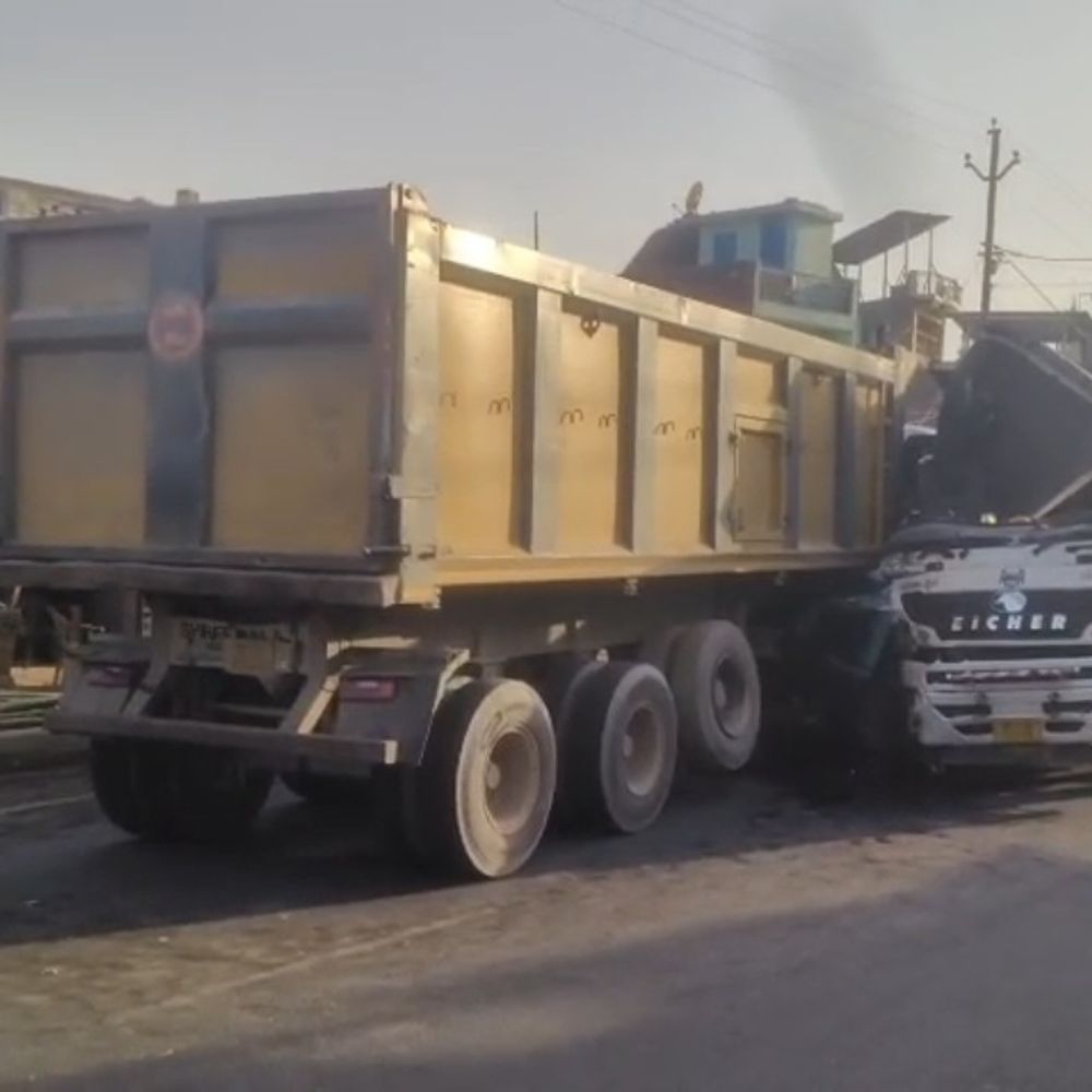 फतेहपुर में दो डंपरों की भिड़ंत, टंकी फटी:खान मार्केट के सामने सड़क पर फैला डीजल, ट्रैफिक रोका गया