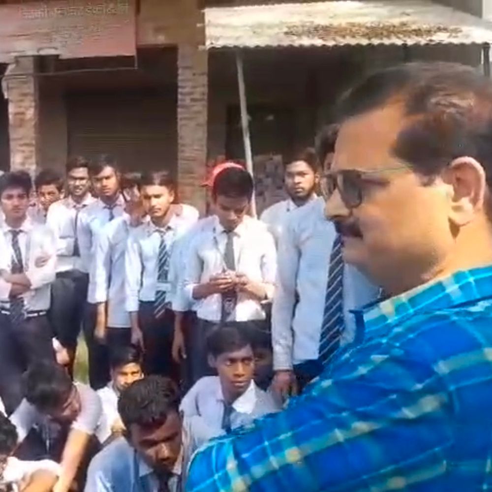 बाराबंकी नवोदय छात्र हाईवे पर उतरे:खाना-पानी, सफाई की कमी का आरोप; प्रशासन ने संभाले हालात