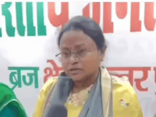 
                 आगरा के मेयर पर अभिनेत्री राखी सावंत का तंज, VIDEO:बोली-मेयर पढ़ी लिखी नहीं है क्या, इनको आशा भोसले और घोसले में अंतर नहीं पता 
            