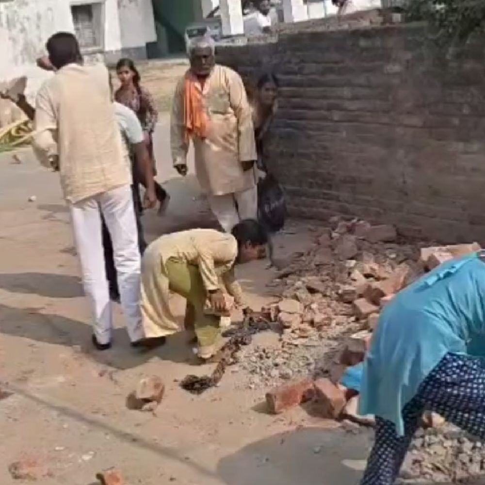 गेट लगाने को लेकर विवाद में चले पत्थर, VIDEO:समझौते के बावजूद दो पक्षों में मारपीट, तीन घायल, छतों से भी फेंकी ईंटें