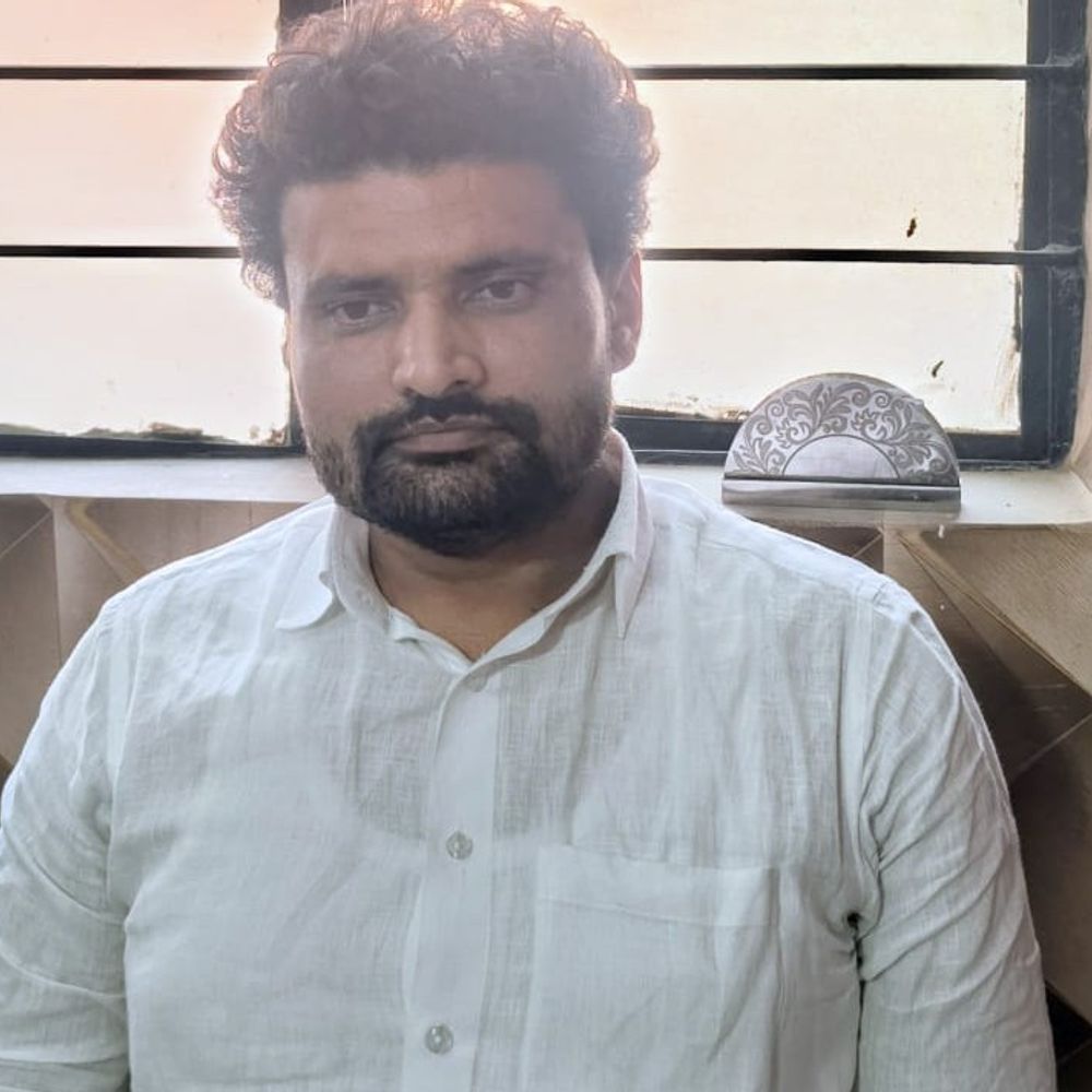 आंगनवाड़ी में नियुक्ति के लिए रिश्वत लेते कनिष्ठ सहायक गिरफ्तार:सिद्धार्थनगर में सहायिका के पद पर नियुक्ति के नाम पर 15 हजार की मांग