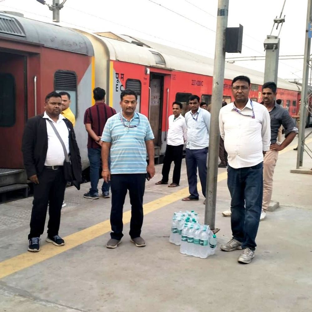 सम्पर्क क्रांति एक्सप्रेस की पैंट्री कार से लोकल पानी बरामद:कुशीनगर के कप्तानगंज स्टेशन पर जांच में मिलीं बोतलें, मैनेजर को चेतावनी देकर छोड़ा