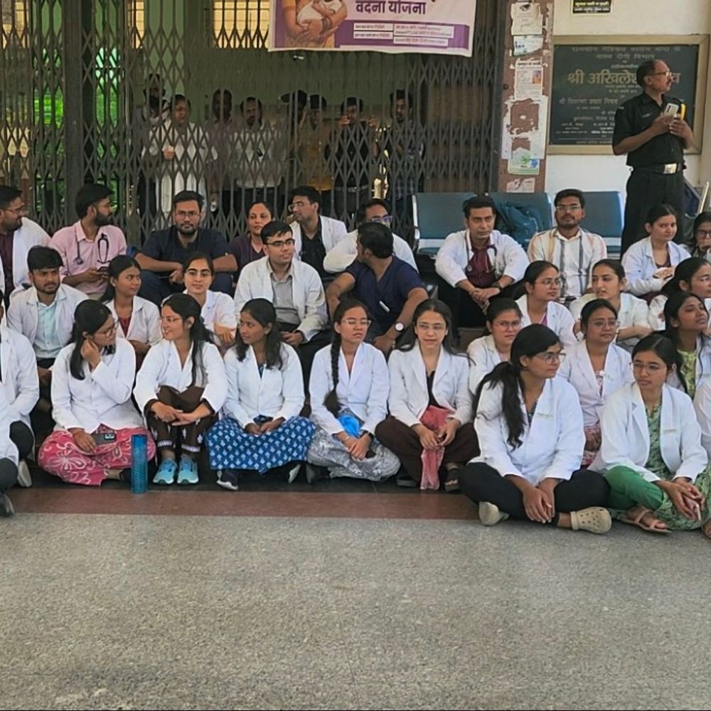 बांदा मेडिकल कॉलेज में हंगामा,डॉक्टर की बर्खास्तगी पर OPD बंद:लापरवाही के आरोप में बर्खास्त डॉक्टर की बहाली की मांग, मरीज परेशान