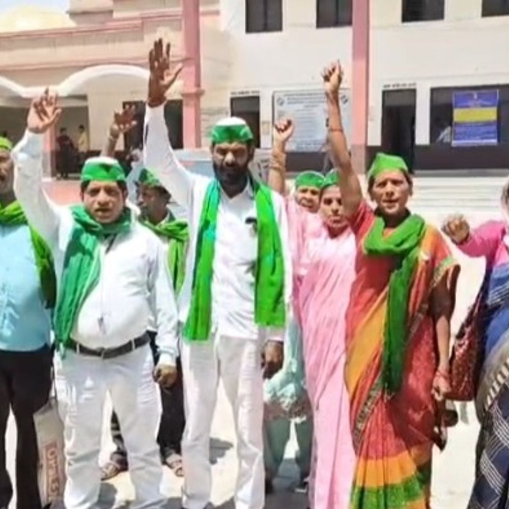 कौशांबी में किसान यूनियन ने किया प्रदर्शन:पानी और जलनिकासी की समस्या पर एसडीएम को सौंपा ज्ञापन