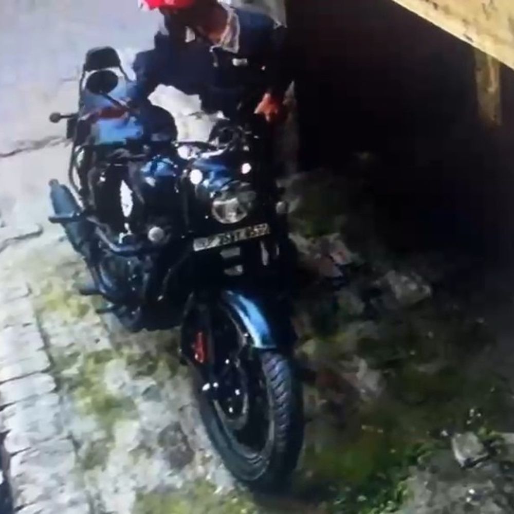 
                 उन्नाव में 20 सेकेंड में बुलेट चोरी, VIDEO:घर के बाहर से बाइक पार, सीसीटीवी में कैद हुई वारदात 
            