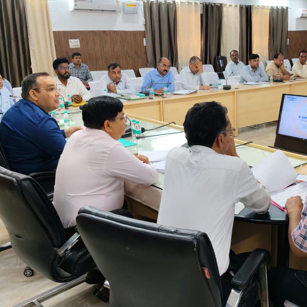 कासगंज में सीएम डैशबोर्ड रैंकिंग सुधारने के निर्देश:डीएम ने विकास कार्यों की समीक्षा बैठक में दिए आदेश