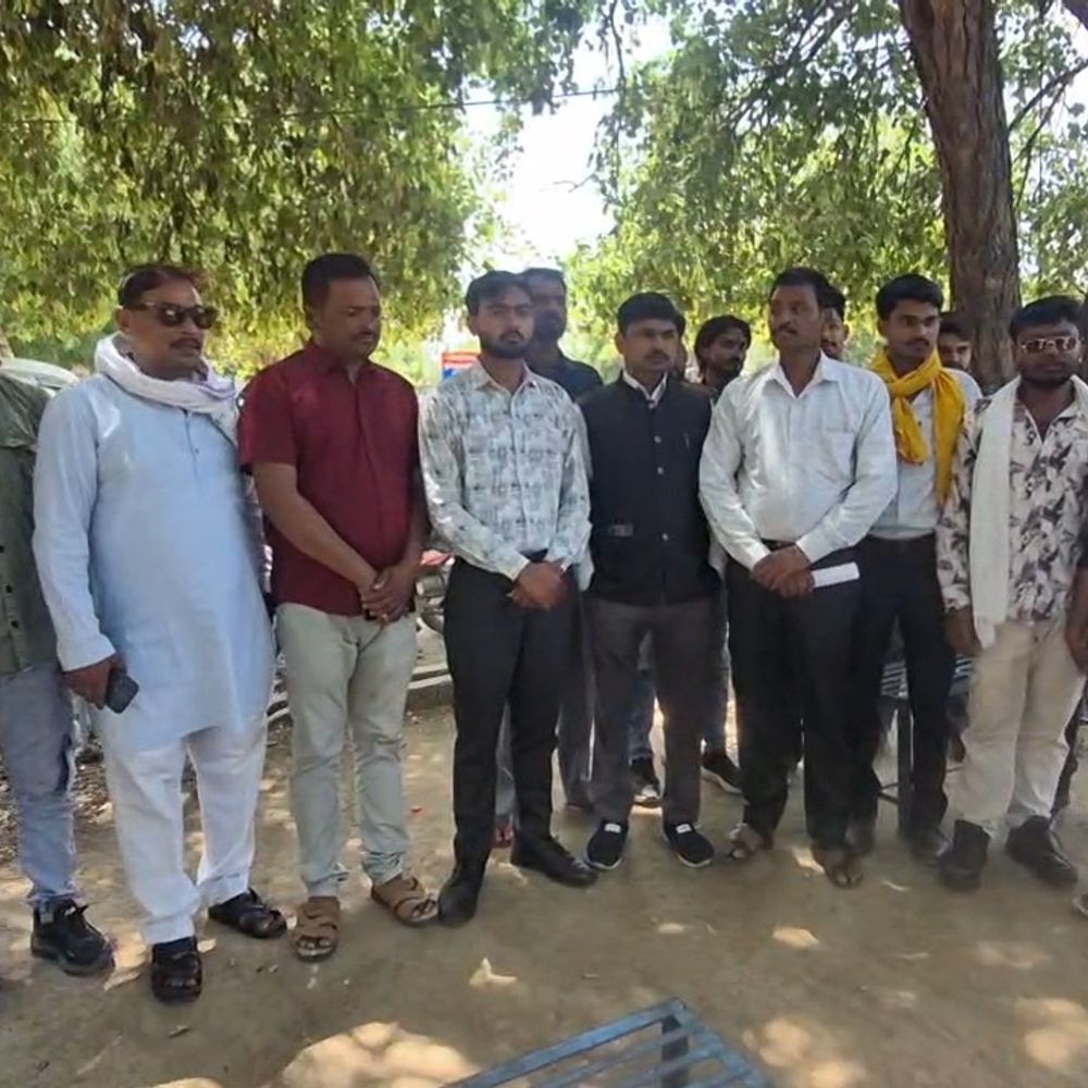 महोबा में दो हत्याएं होने पर प्रजापति समाज का प्रदर्शन:पनवाड़ी, खन्ना हत्याकांडों की निष्पक्ष जांच की मांग की