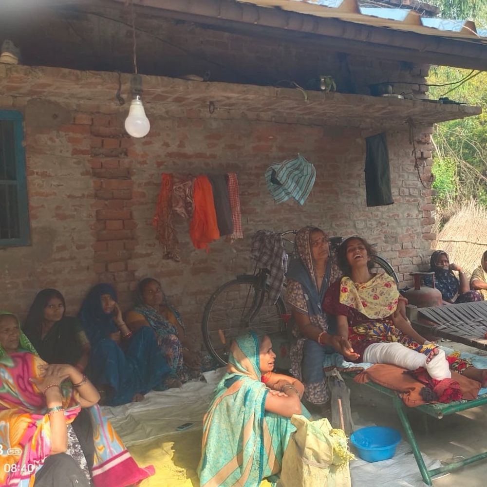 सुल्तानपुर में मृतक दिलीप यादव का हुआ अंतिम संस्कार:फायरिंग में लगी थी गोली, परिवार ने आरोपियों पर बुलडोजर कार्रवाई, मुआवजे की मांग की