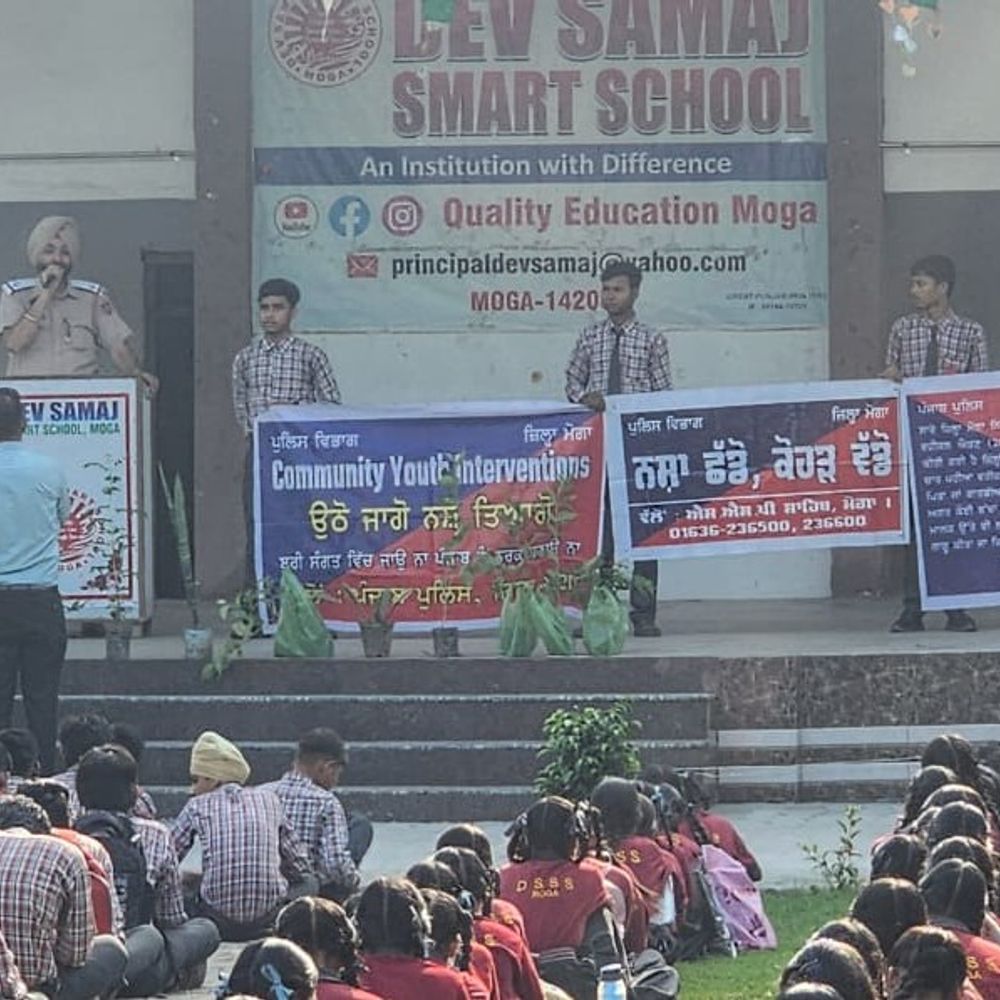 मोगा पुलिस ने छात्रों को बताए ट्रैफिक नियम:  हेलमेट लगाने और स्पीड लिमिट में रखने की अपील, नशे से दूर रहने का दिया संदेश – Moga News