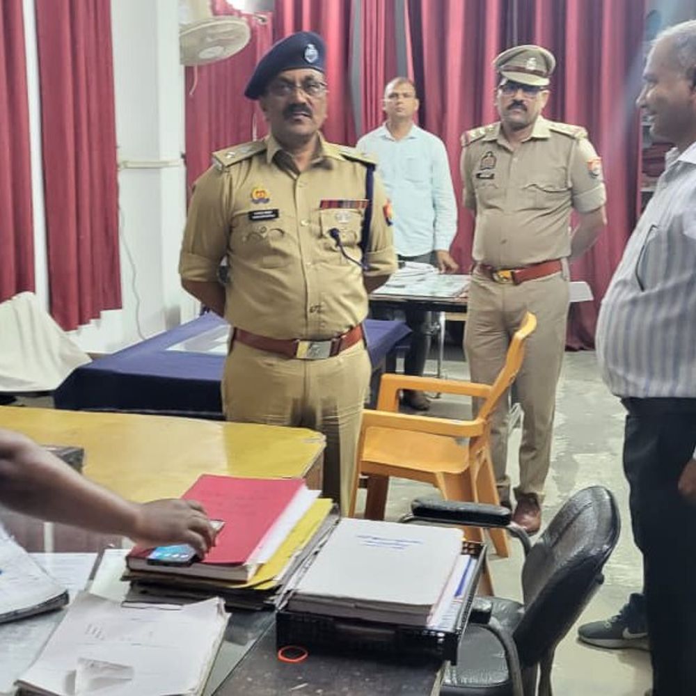 मऊ एसपी ने डायल 112 कार्यालय का किया निरीक्षण:शिकायतों के निस्तारण और अभिलेखों की जांच के दिए निर्देश