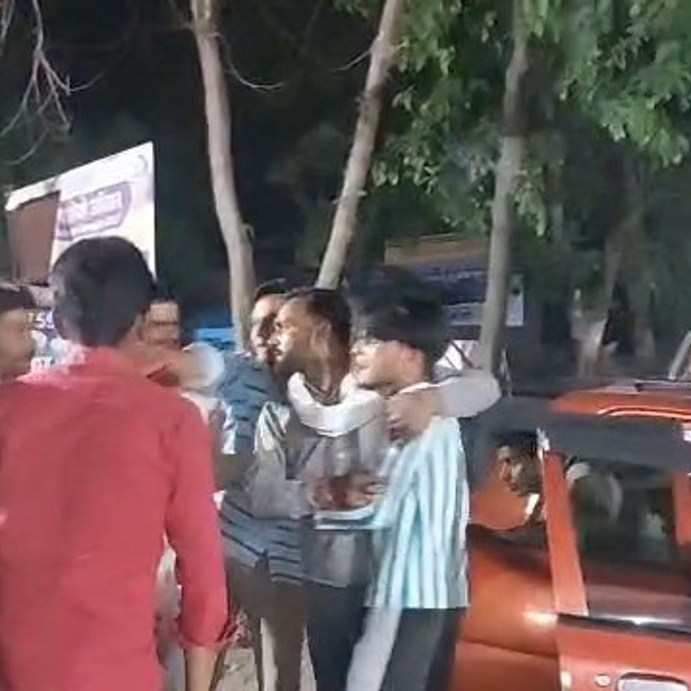 पीलीभीत में अज्ञात वाहन की टक्कर से पिता की मौत:बेटी की हालत गंभीर, बाइक से घर लौटते समय हुआ हादसा