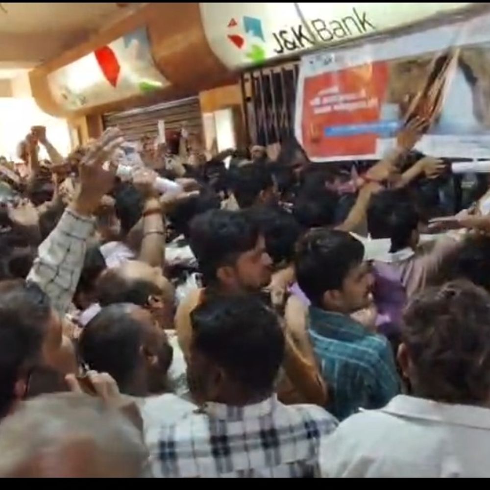 अमरनाथ यात्रा रजिस्ट्रेशन में अव्यवस्था, पुलिस पर बदसलूकी का आरोप:मुरादाबाद में भीड़ बेकाबू, घंटों लाइन में खड़े रहे श्रद्धालु