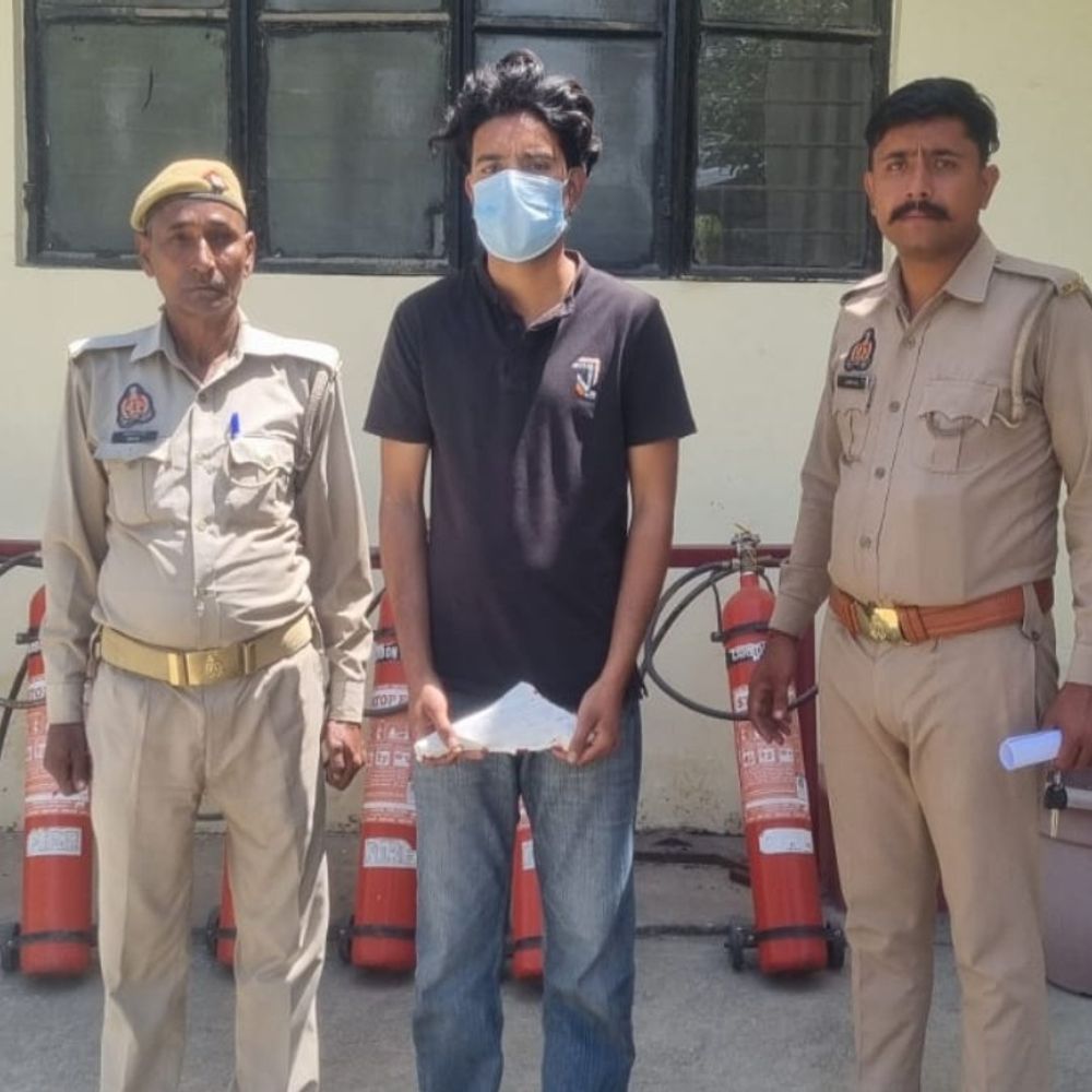 रामपुर में स्कॉर्पियो पर फायरिंग मामले में दो गिरफ्तार:3 दिन पुरानी घटना का एक आरोपी फरार, तलाश जारी