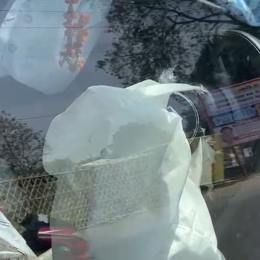 फर्रुखाबाद में कार की ऑटो से टक्कर, दो घायल:तिलक में मिली नई कार के एयरबैग खुलने से बची जान, 19 अप्रैल को है शादी