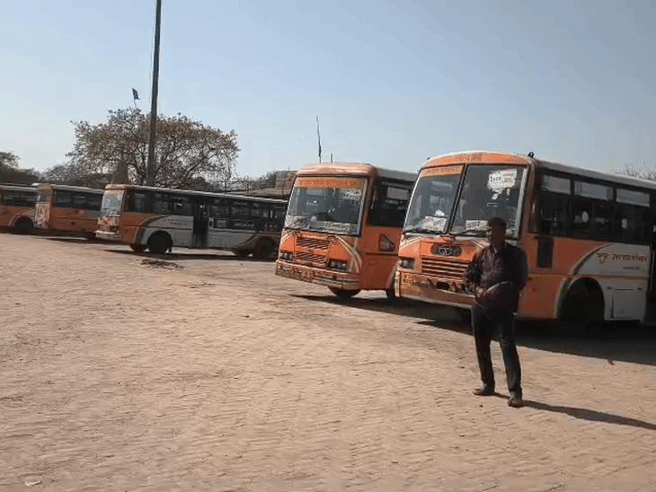 
                 कानपुर-लखनऊ रूट पर 47 ट्रेनें बंद:50 बसें बढ़ीं, गंगा पुल पर मरम्मत हो रही; हर रोज 450 चक्कर लगा रही बसें 
            