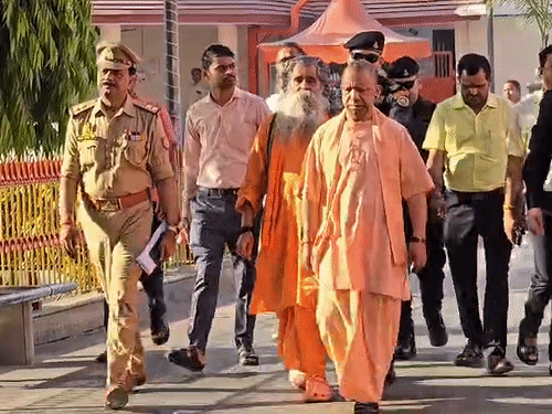 
                 आज सुरक्षा भवन का उद्घाटन करेंगे सीएम योगी:गोरखनाथ मंदिर क्षेत्र की सुरक्षा के लिए 9.18 करोड़ से हुआ है निर्माण 
            