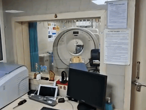 
                 यहां 10 दिन से खराब है CT स्कैन मशीन:वाराणसी के पं. दीनदयाल उपाध्याय अस्पताल की स्थिति, 50 लाख कीमत का लगना है नया ट्यूब 
            