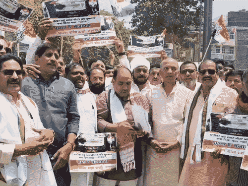 
                 वाराणसी में स्मार्ट मीटर के विरोध में उतरे कांग्रेसी:बोले - भाजपा सरकार के संरक्षण में आम जनता पर जबरन थोपा जा रहा प्रीपेड/स्मार्ट मीटर 
            