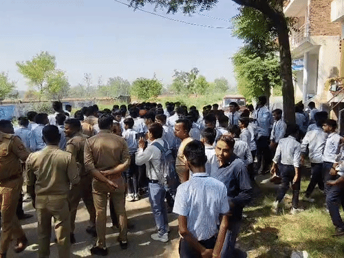 
                 बाराबंकी नवोदय के 200 छात्र सड़कों पर उतरे:3 किलोमीटर तक पैदल चलकर हाईवे पहुंचे, खाना-पानी, सफाई की कमी का आरोप 
            