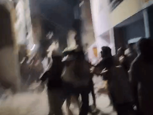 
                 आवारा कुत्ते पकड़ने गई टीम पर हमला-6 पर FIR:मोहल्ले के लोग बोले…मेरे शेरू को पकड़कर ले जा रहे, कर्मचारियों को दौड़ा-दौड़ा कर पीटा 
            