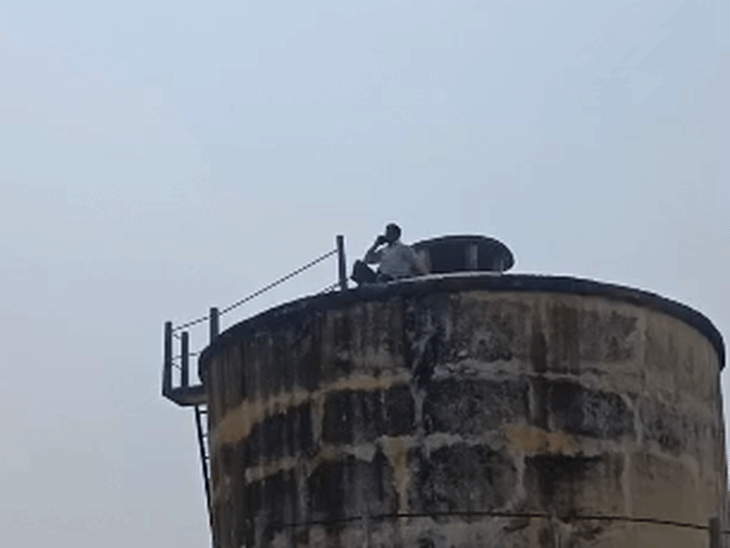 
                 जमीन विवाद में युवक पानी की टंकी पर चढ़ा:कुशीनगर में ऊपर से बरसाए 500 के कई नोट, बोला- पैसे ले लो लेकिन काम कर दो 
            