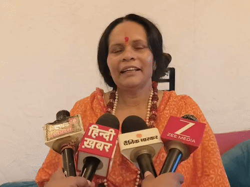 
                 अलीगढ़ में साध्वी प्राची बोलीं- AMU आतंकवादियों की नर्सरी:छात्र के कमरे से हथियार मिलना आंतकवादी होने का सबूत, रासुका लगाई जाए 
            