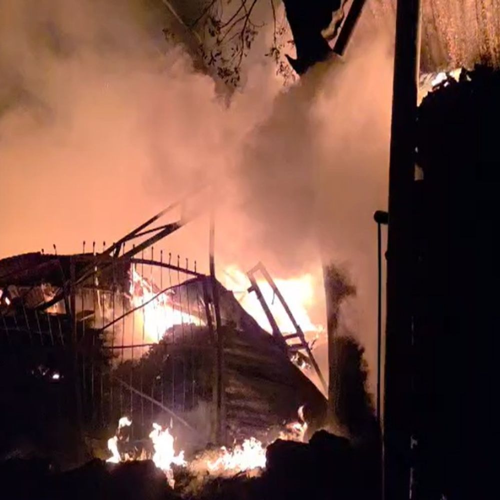 रायपुर के टिंबर मार्केट में लगी आग, VIDEO:फायर ब्रिगेड ने कड़ी मशक्कत के बाद बुझाई आग, शॉर्ट सर्किट की आशंका, लाखों का नुकसान