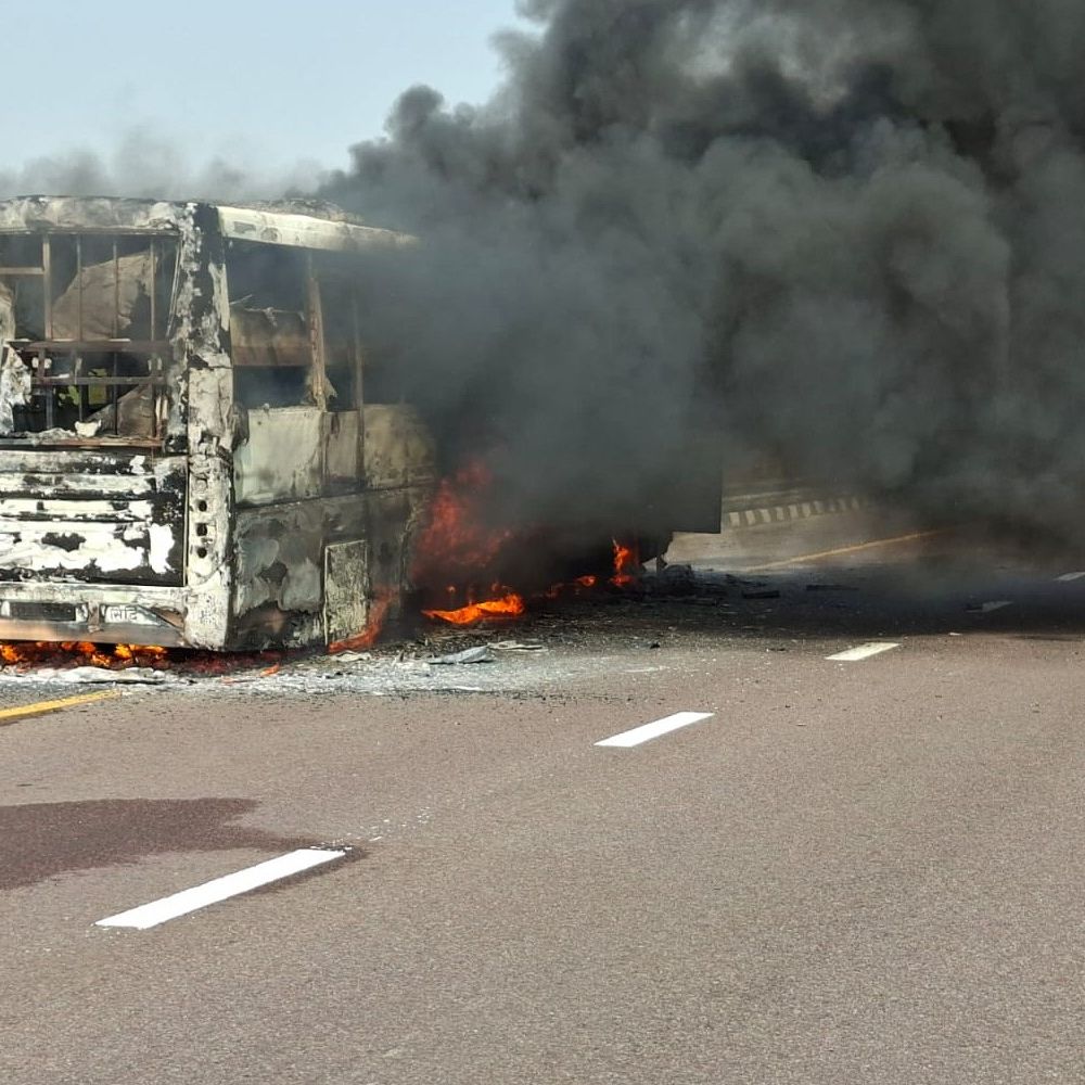 पूर्वांचल एक्सप्रेसवे पर चलती AC बस में लगी आग:जयपुर से बंगाल जाते समय हुआ हादसा, जलकर खाक हुई बस