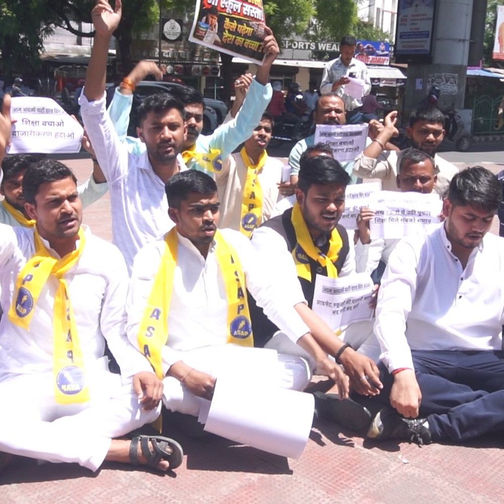 लखनऊ में AAP छात्र विंग का प्रदर्शन:प्राइवेट स्कूलों के खिलाफ हल्ला बोला , फीस अधिनियम 2018 लागू करने की मांग