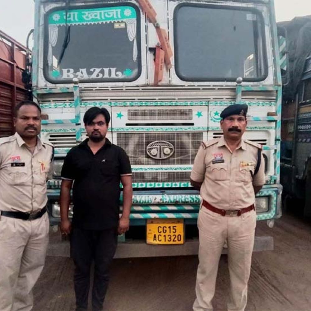 रायगढ़ में 21 लाख का अवैध कबाड़ जब्त:पुलिस ने 5 ट्रकों से 89 टन स्क्रैप पकड़ा, कोई वैध दस्तावेज नहीं मिले