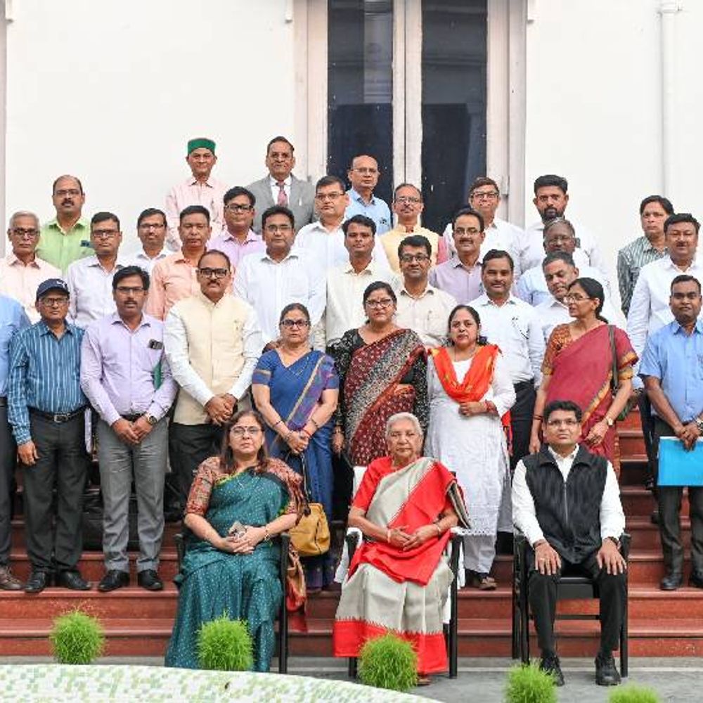 आनंदीबेन से मिले DDU से एफिलिएटेड कॉलेजों के प्रिंसिपल:बताई उपलब्धियां, राज्यपाल ने दिए नौकरी और हुनर पर जोर देने के निर्देश