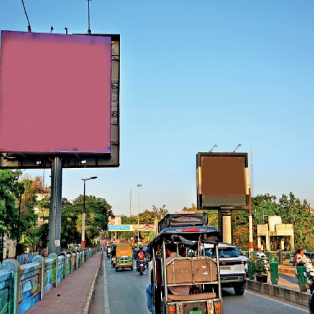 यूनिपोल का ‘जाल’:शास्त्री ब्रिज पर ही 12 होर्डिंग, कितने वैध-अवैध निगम को पता नहीं