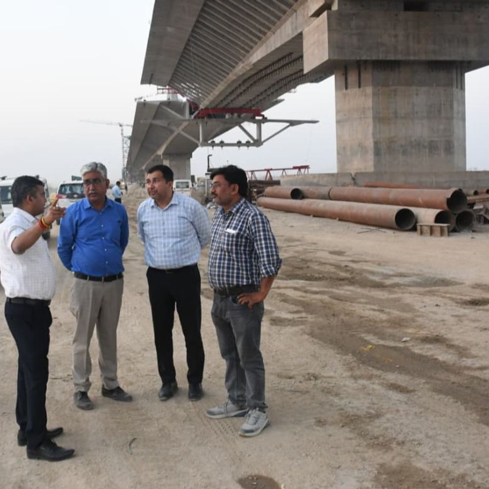 जिलाधिकारी ने फाफामऊ सिक्स लेन ब्रिज का किया निरीक्षण:जून तक काम पूरा करने के निर्देश, 87% काम पूरा