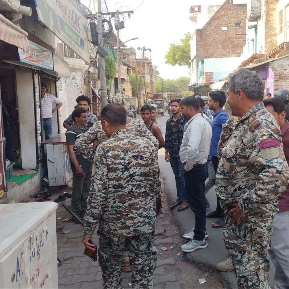 आगरा में चला नगर निगम का बुलडोजर:फुटपाथ घेरने वालों को चेतावनी, दोबारा कब्जे पर जब्त किया जाएगा सामान