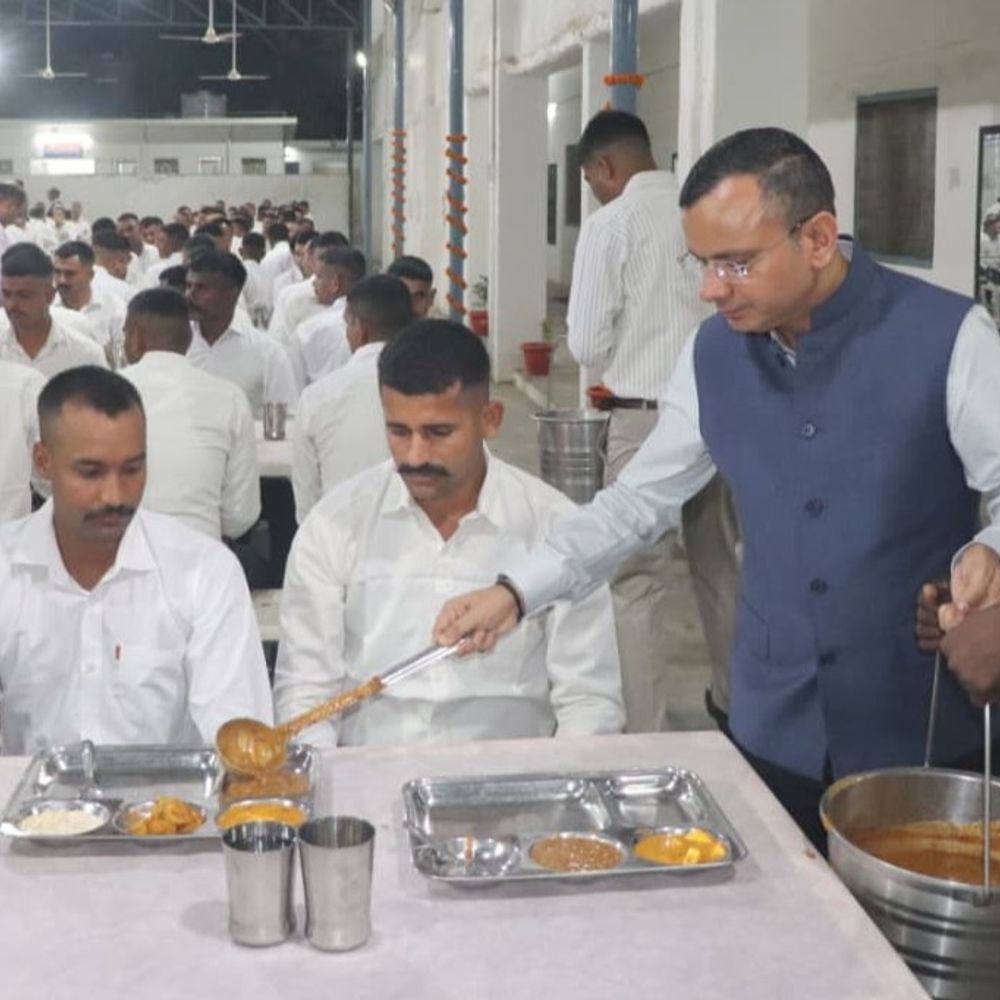 DIG-SSP ने अपने हाथों से परोसा भावी सिपाहियों को भोजन:मुरादाबाद रिजर्व पुलिस लाइंस में रिक्रूट आरक्षियों के लिए कप्तान की ओर से 'बड़ा खाना' का आयोजन