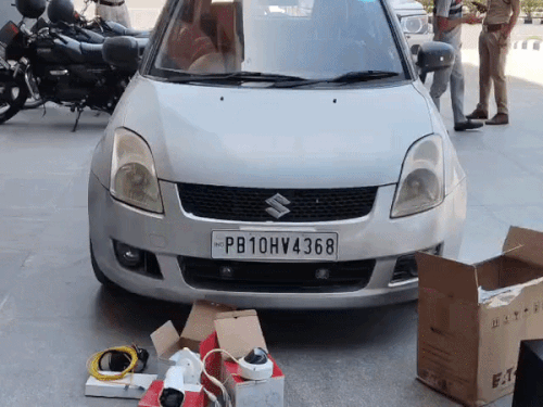 नारनौल मेडिकल कॉलेज में दो संदिग्ध युवा पकड़े:पंजाब नंबरों की गाड़ी में आए थे, पहले लगाते थे कॉलेज में सीसीटीवी